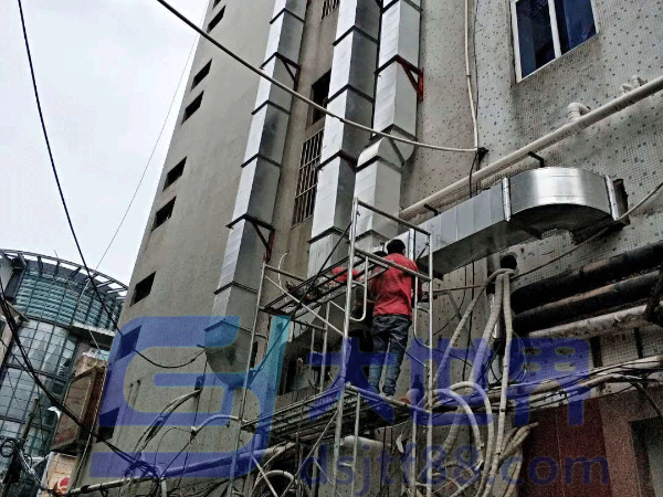 穿越屋面的風(fēng)管無防雨和固定措施